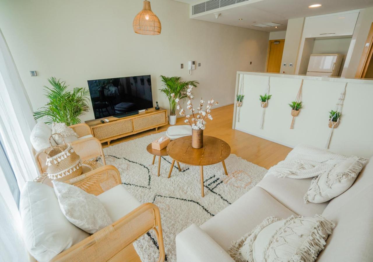 Nasma Luxury Stays - Serene With Balcony Steps From The Sea Apartment *