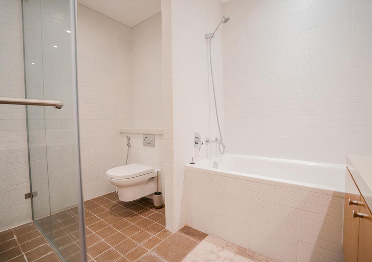 Nasma Luxury Stays - Serene With Balcony Steps From The Sea Apartment Abu Dhabi