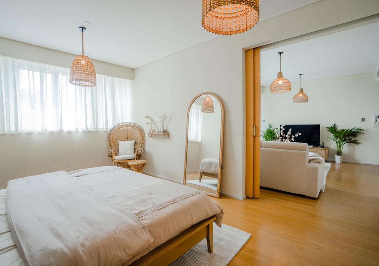 Nasma Luxury Stays - Serene With Balcony Steps From The Sea Apartment Abu Dhabi